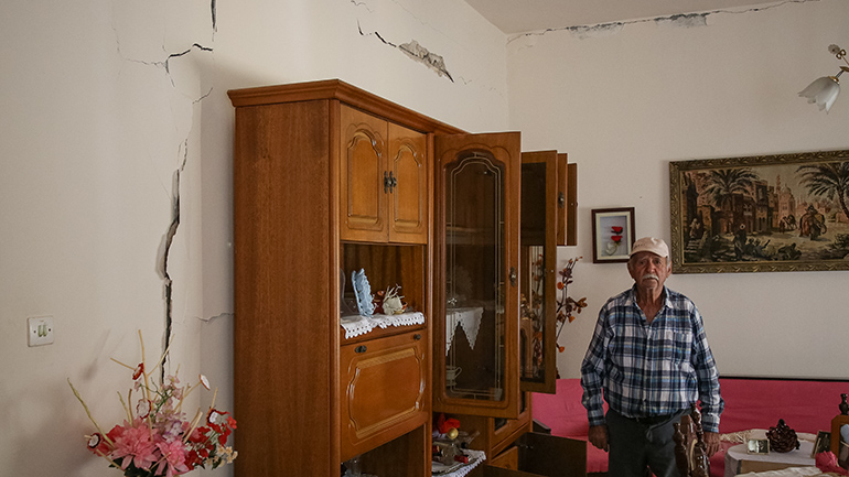 Μήνυμα 112 στους κατοίκους Ηρακλείου: Μην μπαίνετε σε κτήρια που έχουν υποστεί οποιαδήποτε ζημιά από το σεισμό